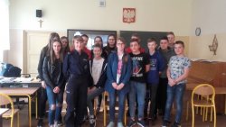 zdjęcie grupowe uczniów i policjantki w klasie