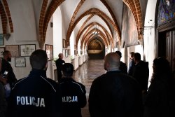 policjanci podczas zwiedzania klasztoru, spacer po korytarzu