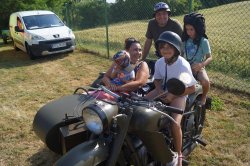 fotka rodzinka na starym motocyklu