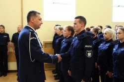 Komendant Wojewódzki Policji w Poznaniu gratuluje nowym policjantom