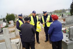Odblaski dla osób odwiedzających cmentarz - zdjęcie z policjantami