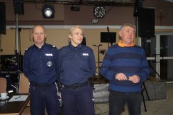 policjanci z prezesem stowarzyszenia WRZOS