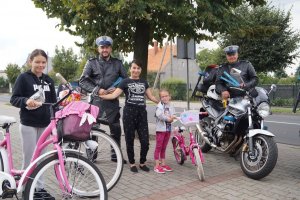 policjanci i rodzina na rowerach