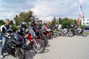 policyjny patrol motocyklowy i grupa motocyklistów
