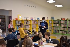 policjantka w bibliotece  z dziećmi
