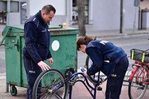 policjanci podczas znakowania rowerów