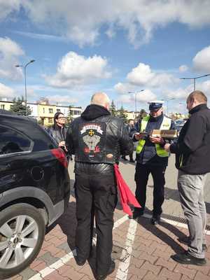 policjanci RD i motocykliści podczas akcji z kierowcami na parkingu
