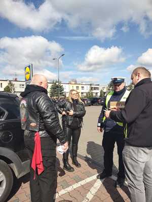 policjanci RD i motocykliści podczas akcji z kierowcami na parkingu