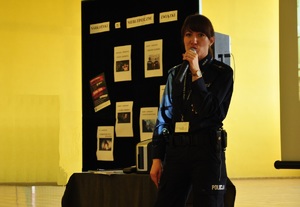 policjantka podczas wykładu