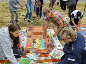 policjantka układa puzzle z dziećmi