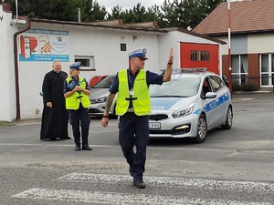 patrol policji z księdzem oraz kierowca